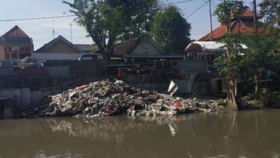 Timbunan sampah di bantaran sungai Sidoarjo, diamati langsung saat Ekspedisi Sungai Nusantara di Perairan Sidoarjo Jawa Timur oleh River Warrior Indonesia, Brigade Evakuasi Popok, Ecoton, dan lain-lain. (Foto: Ecoton)