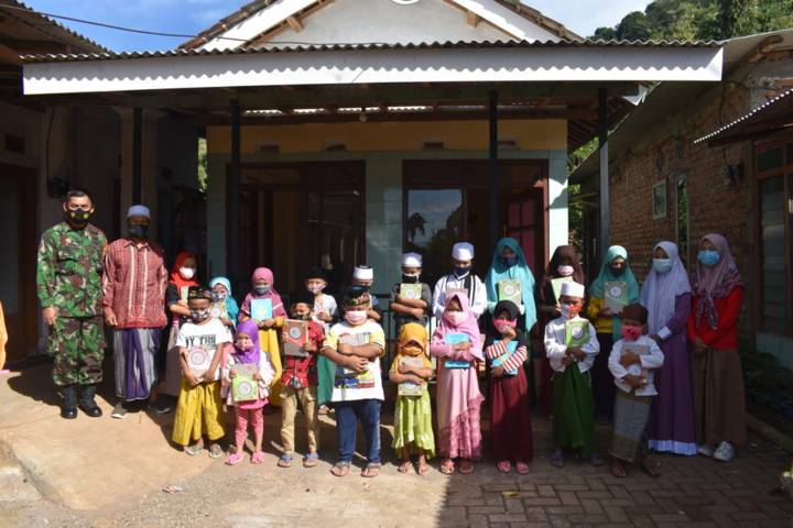 Lagi, 154 Al-Qur’an Dibagikan Babinsa Curahdami Bondowoso