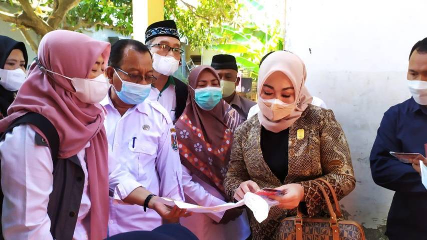 Ketua Komisi IV DPRD, Tri Astuti bersama anggotanya melakukan sidakterkain bansos di Desa Socorejo, Kecamatan Jenu, Kabupaten Tuban, Rabu (28/7/2021). (Foto: Humas DPRD Tuban) tugu jatim