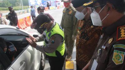 Sidak di Posko Penyekatan Exit Tol Singosari, Kabupaten Malang yang dilakukan oleh jajaran Forkopimda Kabupaten Malang, Kamis (9/7/2021). (Foto: Rubianto/Tugu Malang/Tugu Jatim)