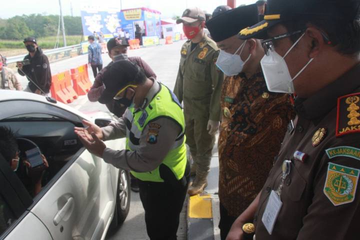 Sidak di Posko Penyekatan Exit Tol Singosari, Kabupaten Malang yang dilakukan oleh jajaran Forkopimda Kabupaten Malang, Kamis (9/7/2021). (Foto: Rubianto/Tugu Malang/Tugu Jatim)