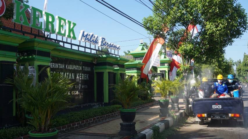 Penyemprotan disinfektan di jalan-jalan utama dan di fasilitas umum yang dilakukan Semen Indonesia (SIG) di sekitar wilayah Pabrik Tuban dan beberapa desa di wilayah Kecamatan Kerek, Kabupaten Tuban, Rabu (14/7/2021). (Foto: Dokumen/Humas SIG) tugu jatim