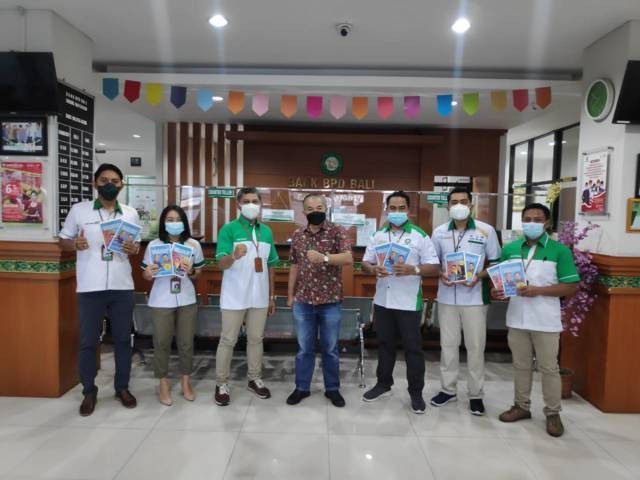 Karyawan Bank BPD Bali saat mendapat buku The Power of Silaturahim dan berfoto bersama sang penulis, Dr Aqua Dwipayana. (Foto: Dokumen) tugu jatim