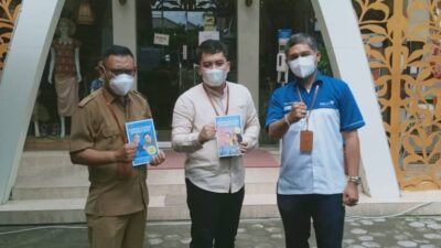 Kepala Dinas Perdagangan Provinsi Nusa Tenggara Barat Fathurrahman (kiri) dan CEO NTB Mall Mataram Ricky Hartono Putra (tengah) menerima buku "super best seller" Trilogi The Power of Silaturahim karya Dr Aqua Dwipayana dari Kepala Bank BPD Bali Cabang Mataram I Gede Muliawan (kanan). (Foto: Dokumen) tugu jatim