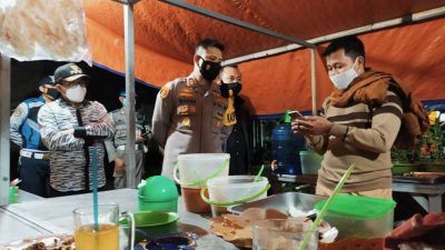 Wali Kota Sutiaji bersama Kapolresta Makota AKBP Budi Hermanto berdialog dengan pedagang yang bandel berjualan di atas jam 8 malam, Rabu (7/7/2021) malam. (Foto: M Ulul Azmy/Tugu Malang/Tugu Jatim)