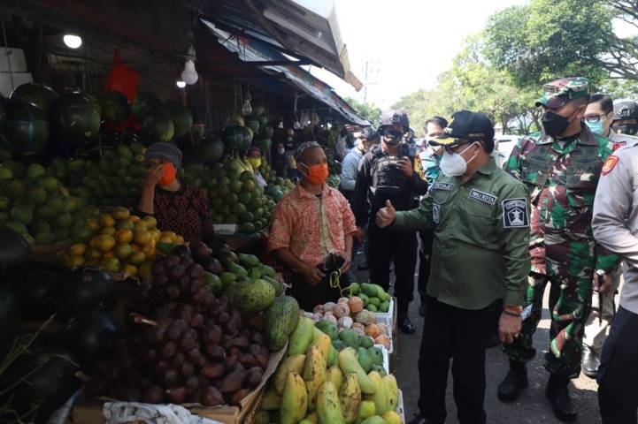 Wali Kota Malang, Sutiaji saat melakukan sidak hari pertama penerapan PPKM Darurat, Sabtu (3/7/2021) lalu. (Foto: Pemkot Malang) tugu jatim