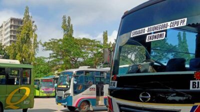 Bus yang terparkir di Terminal Rajekwesi Bojonegoro. (Foto: Mila Arinda/Tugu Jatim) aturan ppkm darurat