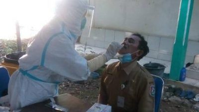 Petugas kesehatan melakukan rapid test antigen kepada warga di UDD PMI Tuban dalam kegiatan gerakan serentak melawan Covid-19 di Kelurahan Sidomulyo, Kecamatan Tuban, Selasa (13/7/2021). (Foto: Moch Abdurrochim/Tugu Jatim)