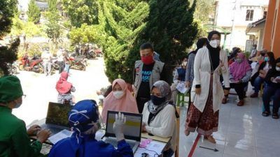 Wakil Wali Kota Batu, Punjul Santoso saat meninjau pelaksanaan vaksinasi masyarakat umum di SDN Gunungsari 01, Kecamatan Bumiaji, Kota Batu, Kamis (15/7/2021). (Foto: M Sholeh/Tugu Malang/Tugu Jatim)