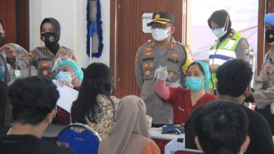 Polrestabes Surabaya mengadakan vaksinasi gratis untuk anak usia 12-17 tahun, Selasa (13/07/2021). (Foto: Polrestabes Surabaya) tugu jatim