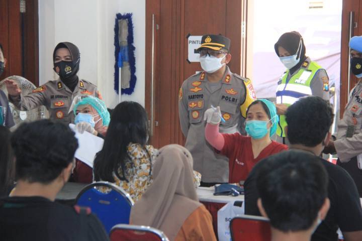 Polrestabes Surabaya mengadakan vaksinasi gratis untuk anak usia 12-17 tahun, Selasa (13/07/2021). (Foto: Polrestabes Surabaya) tugu jatim