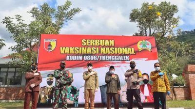 Forkopimda Trenggalek dalam melaksanakan monitoring serbuan vaksin. (Foto: M Zamzuri/Tugu Jatim) tni vaksin trenggalek