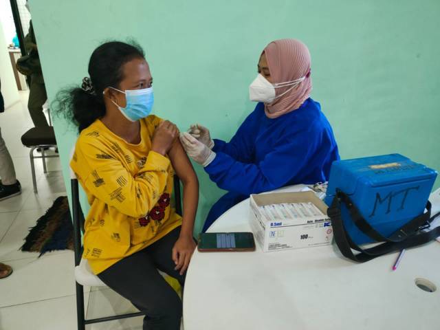 Seorang warga mengikuti vaksinasi massal yang digelar di Gondanglegi, Kabupaten Malang, Kamis (29/7/2021). (Foto: Rizal Adhi/Tugu Malang/Tugu Jatim)
