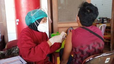 Proses vaksinasi kepada sejumlah anak usia remaja 12-17 yang dilakukan digelar di Tempat Ibadah Tri Darma (TITD) Kwan Sing Bio Tuban, 15 Juli 2021 lalu. (Foto: Moch Abdurrochim/Tugu Jatim)