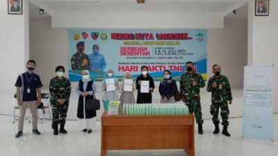 Penyerahan hand gel secara simbolis oleh perwakilan Wardah DC Malang kepada Karumkit RSAU dr. Munir Lanud Abd. Saleh. Kolonel Kes dr. Ari Putriani, Sp.PK dan Kasi Opslat, Letkol Pnb Yudhi Bandung. (Foto: Dokumen) tugu jatim