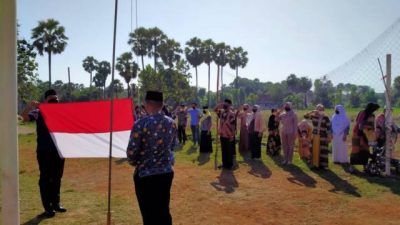 Upacara Kemerdekaan Republik Indonesia ke-76 yang digelar warga Tuban dengan cara sederhana memakai prokes ketat pada Selasa (17/08/2021). (Foto: Mochamad Abdurrochim/Tugu Jatim)