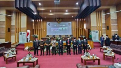 Forkopimda Kabupaten Malang usai mendengar pidato Presiden RI tentang RUU APBN 2021 secara virtual di Ruang Rapat Paripurna DPRD Kabupaten Malang, Senin (16/08/2021). (Foto: M. Sholeh/Tugu Jatim)