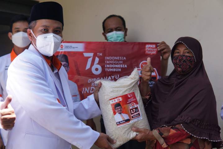 Ketua DPD PKS Kota Malang Ernanto Djoko Purnomo saat membagikan paket sembako kepada warga terdampak Covid-19 pada Selasa (17/08/2021). (Foto:Dokumen/Tugu Jatim)