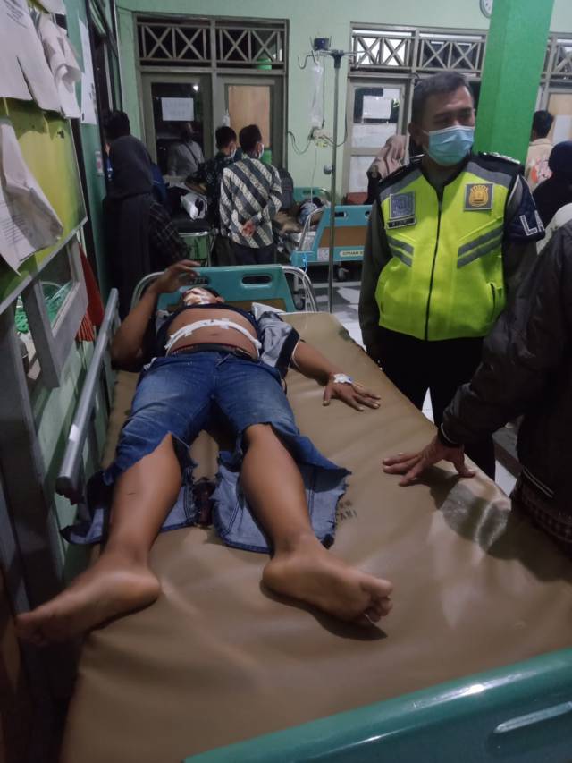 Salah satu mahasiswa Unirow Tuban yang mengalami kecelakaan di Jalan Rengel-Plumpang Km 24-25, Desa Sumberjo, Kecamatan Rengel, tengah mendapatkan perawatan, Sabtu malam (28/08/2021).(Foto: Humas Polres Tuban/Tugu Jatim)