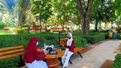 Pengunjung Alun-Alun Bojonegoro, tepat pada HUT RI ke-76, saat sedang membuat konten untuk media sosialnya, Selasa (17/08/2021). (Foto: Mila Arinda/Tugu Jatim)