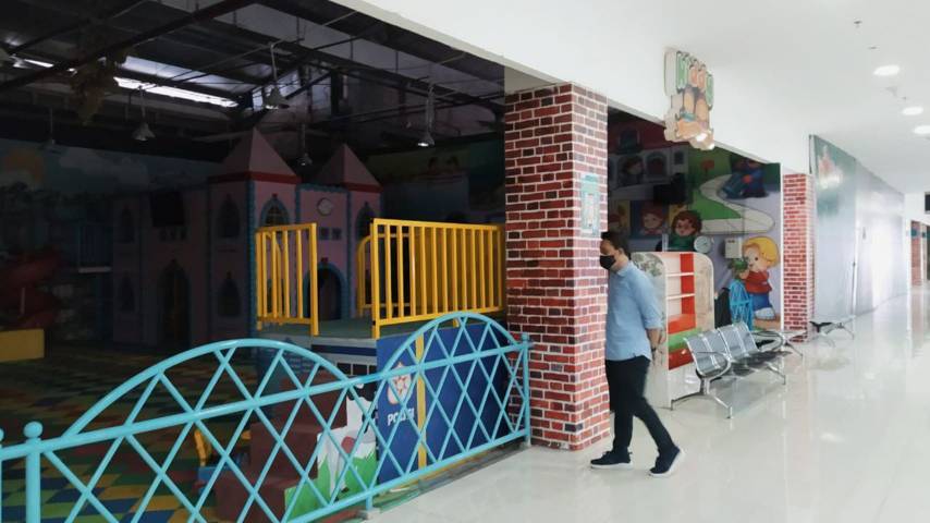 Suwanto melihat tenant yang tutup akibat pemberlakuan PPKM Level 4, pada Selasa (03/08/2021).(Foto:Azmy/Tugu Jatim)