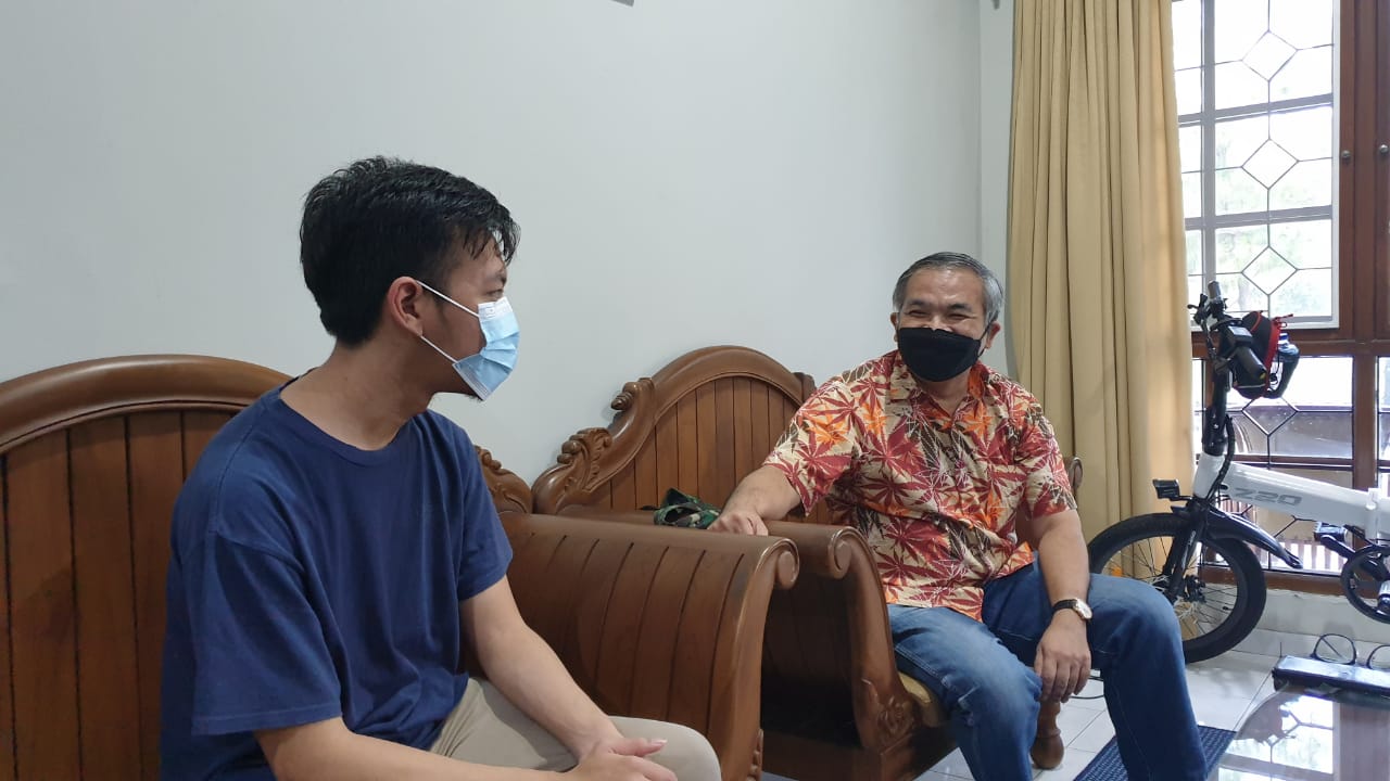 Dr Aqua Dwipayana sedang berbincang dengan Ranggaputra Imam Arif anak kedua Kepala Audit Intern BRI Wilayah Semarang, Jawa Tengah, Kaspiyah dan Euis Yuliawati, yang mendapat hadiah jalan-jalan ke Bali/tugu jatim