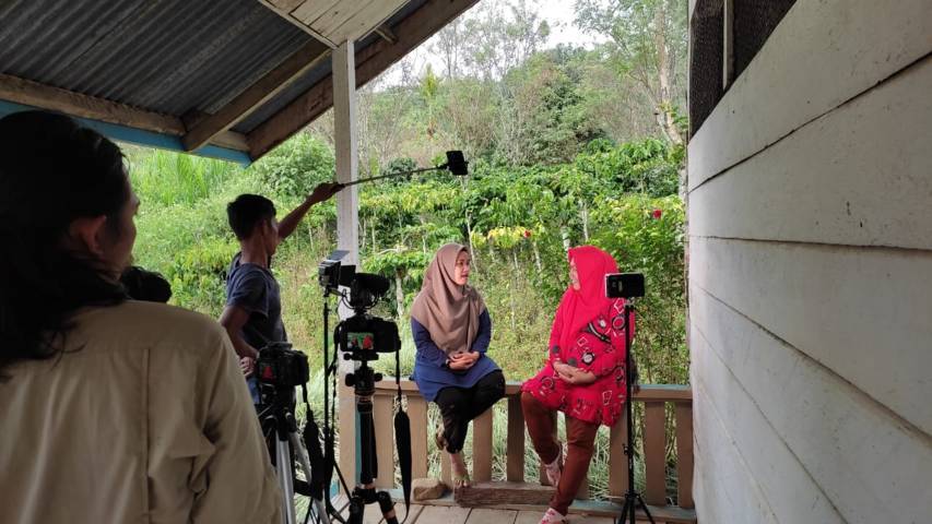 Proses aplikasi belajar videografi dalam Ekspedisi Menulis Penatani.id. (Foto: Khotaman/Yayasan Sakawarga/Tugu Jatim)
