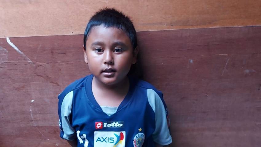 Muhammad Ilham, bocah berusia 10 tahun, yang jadi tulang punggung keluarga sejak bapaknya lumpuh. (Foto:Istimewa/Tugu Jatim)