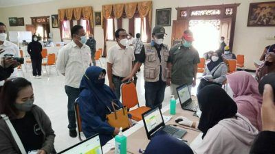 Anggota Komisi IX DPR RI H. Ali Ahmad atau akrab disapa Gus Ali (dua dari kanan) saat meninjau vaksinasi di Kota Batu, Rabu (25/08/2021). (Foto: M. Ulul Azmy/Tugu Jatim)