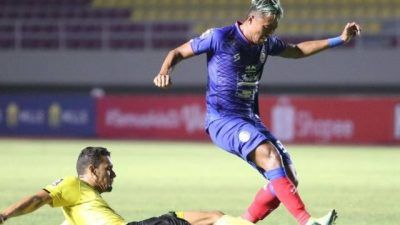 Pemain Arema FC Kushedya Hari Yudho (kanan) saat berduel dengan pemain Barito Putera Cassio De Jessu. (Foto: IG @liga1match/Tugu Jatim)