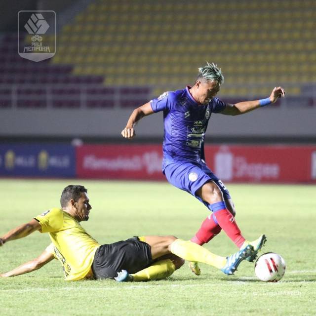 Pemain Arema FC Kushedya Hari Yudho (kanan) saat berduel dengan pemain Barito Putera Cassio De Jessu. (Foto: IG @liga1match/Tugu Jatim)