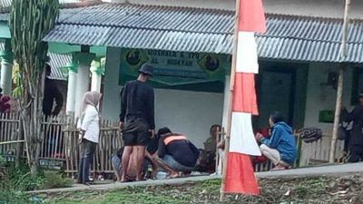 Para pendaki asal Surabaya yang tersesat ini beristirahat di rumah warga, tepatnya di Dusun Tumpak Doro, Desa Pamongan, Kecamatan Mojo, Kabupaten Kediri, Selasa dini hari (17/08/2021).(Foto: Dokumen/Tugu Jatim)