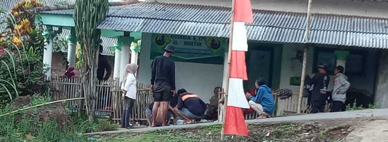 Para pendaki asal Surabaya yang tersesat ini beristirahat di rumah warga, tepatnya di Dusun Tumpak Doro, Desa Pamongan, Kecamatan Mojo, Kabupaten Kediri, Selasa dini hari (17/08/2021).(Foto: Dokumen/Tugu Jatim)