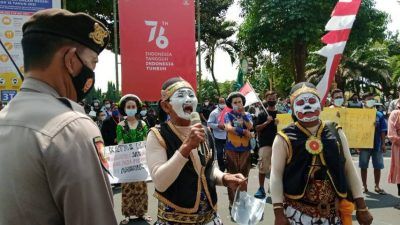 Suyono, seniman lawak, saat curhat selama dua tahun tidak bisa pentas karena pandemi Covid-19 di depan kantor Pemkab Tuban, Kamis (19/08/2021). (Foto: Mochamad Abdurrochim/Tugu Jatim)