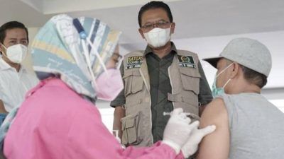 Anggota Komisi IX DPR RI H. Ali Ahmad meninjau pelaksanaan vaksinasi di El Hotel, Karangploso, Kabupaten Malang, pada Selasa (17/08/2021). (Foto: M. Sholeh/Tugu Jatim)