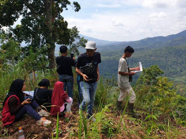Peserta Ekspedisi Menulis Penatani.id mengeksplor hutan di daerahnya masing-masing. (Foto: Khotaman/Yayasan Sakawarga/Tugu Jatim)