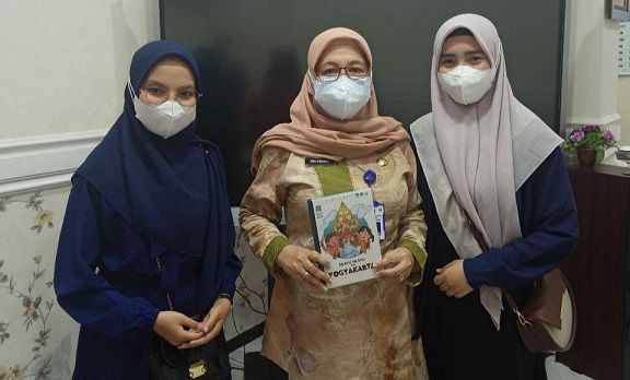 Kacab Dinas Pendidikan Provinsi Jatim, Ema Sumiarti (tengah) bersama mahasiswa UM pembuat buku cerita berbahasa jawa berbasis AR/tugu Jatim