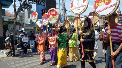 Acara perayaan warga memeriahkan hari kemerdekaan Republik Indonesia/tugu jatim