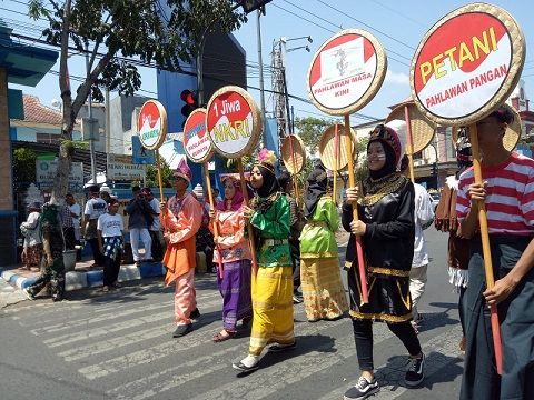 Acara perayaan warga memeriahkan hari kemerdekaan Republik Indonesia/tugu jatim