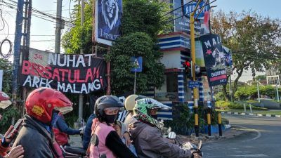 Bendera Arema dipasang di sekitara Jalan Raya Langsep Kota Malang/tugu jatim