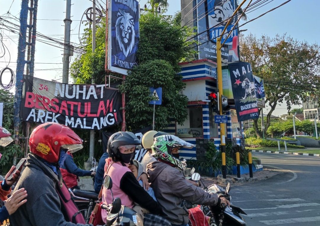 Bendera Arema dipasang di sekitara Jalan Raya Langsep Kota Malang/tugu jatim