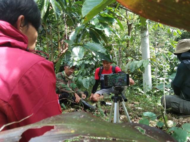 Peserta Ekspedisi Menulis Penatani.id sedang mengeksplor lingkungan hutan. (Foto: Khotaman/Yayasan Sakawarga/Tugu Jatim)