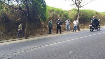 Kepala Dinas Pekerjaan Umum dan Penataan Ruang (DPUPR) Kota Batu Alfi Nurhidayat dan jajarannya saat meninjau lokasi jalan di Tanjakan Kali Lanang sebelum pengerjaan. (Foto:Dinas PUPR Kota Batu/Tugu Jatim)