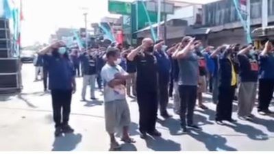 Video viral upacara bendera memperingati HUT RI ke-76 di Pasar Kandangan, Kediri, Senin (17/08/2021). (Foto: IG @infokediriraya/Tugu Jatim)