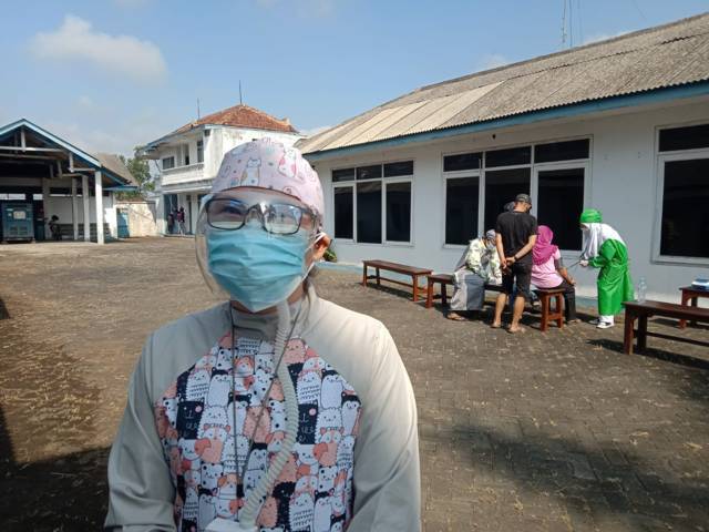 dr Yosephine Pratiwi saat ditemui di sela-sela kesibukannya melayani pasien yang melakukan terapi uap di Karangploso, Kabupaten Malang, Selasa (10/08/2021). (Foto: M. Sholeh/Tugu Jatim)