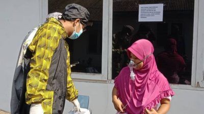 Salah satu warga yang melakukan terapi uap di Karangploso, Kabupaten Malang, Selasa (10/08/2021). (Foto: M. Sholeh/Tugu Jatim)