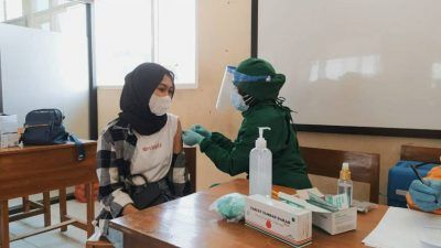 Seorang pelajar SMKN 3 Kota Batu tampak rileks saat divaksinasi, Rabu (04/08/2021). (Foto:Azmy/Tugu Jatim)