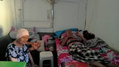 Kakek Satirun yang terbaring lemah karena sakit, ditemani istrinya Nenek Tiah di rumah kontrakan sederhanya, tepatnya di Gading Kasri, Nomor 14 B, RT 04, RW 06, Klojen, Kota Malang. (Foto: Irham Thoriq/Tugu Jatim)