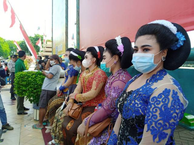 Sejumlah Waranggono yang ikut melakukan aksi demo menuntut pelonggaran para seniman untuk bisa menggelar pementasan, di depan kantor Pemkab Tuban, Kamis (19/08/2021). (Foto: Mochamad Abdurrochim/Tugu Jatim)