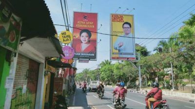 Baliho Ketua DPR RI Puan Maharani dan baliho Ketua Umum Partai Golkar Airlangga Hartarto yang bersebelahan di Jalan MT Haryono, Ketawanggede, Kecamatan Lowokwaru, Kota Malang, pada Jumat (06/08/2021). (Foto: Rizal Adhi/Tugu Jatim)